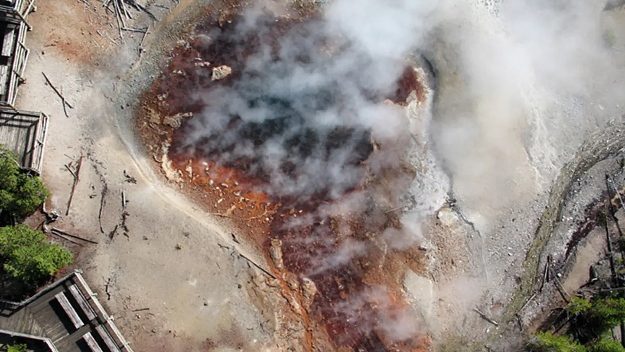 Mạch nước phun axit cao tới 9 m, nóng hơn 90 độ