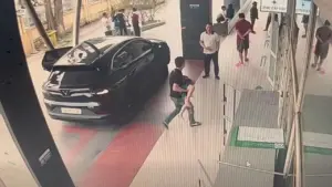 Tài xế vượt đèn đỏ đưa cháu bé đi cấp cứu